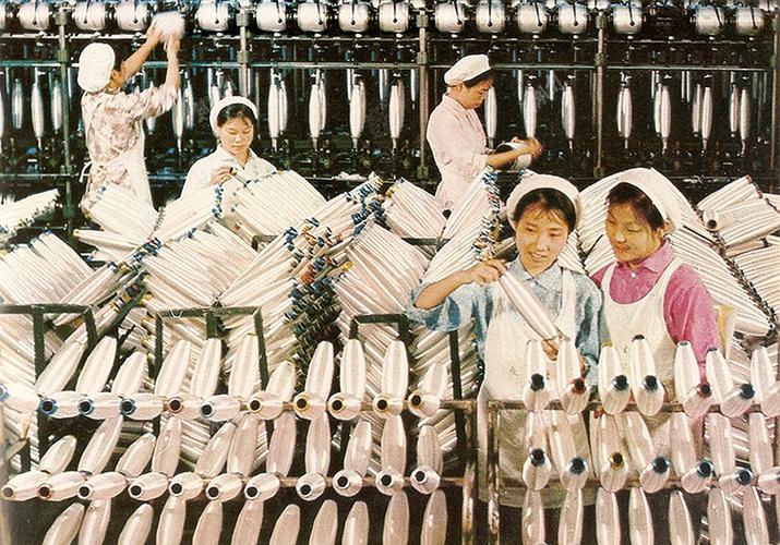 1979年,长沙纺织厂开展优质高产的劳动竞赛.通讯员 摄